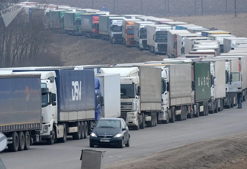 ochered' iz gruzovikov na Kaliningradskoy tamozhne